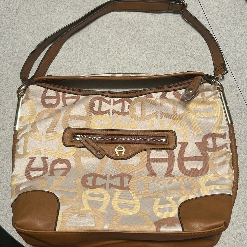 Etienne Aigner Bag
Signature Canvas Brown
Crossbody Purse Leather
Trim Goldtone